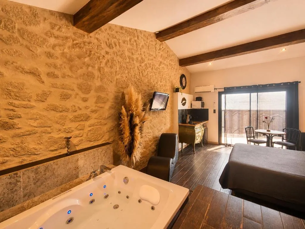 Studio Jacuzzi Le Lovy, gîte avec spa à Cézac - photo 2 sur 12