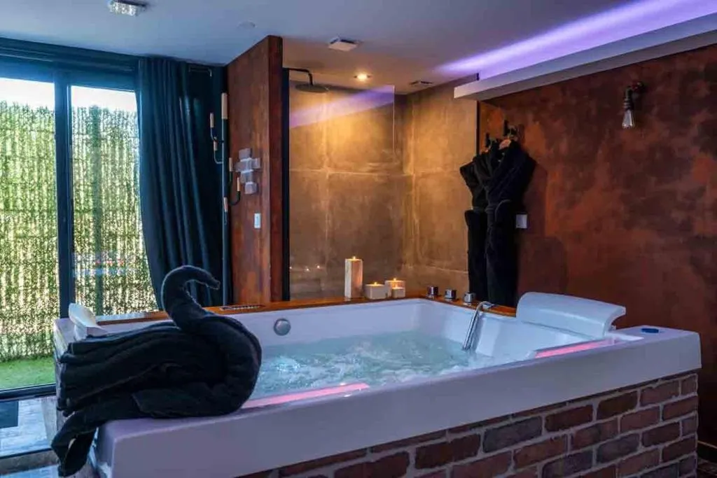 Suite 55 d'Istres, gîte avec spa à Istres - photo 3 sur 12