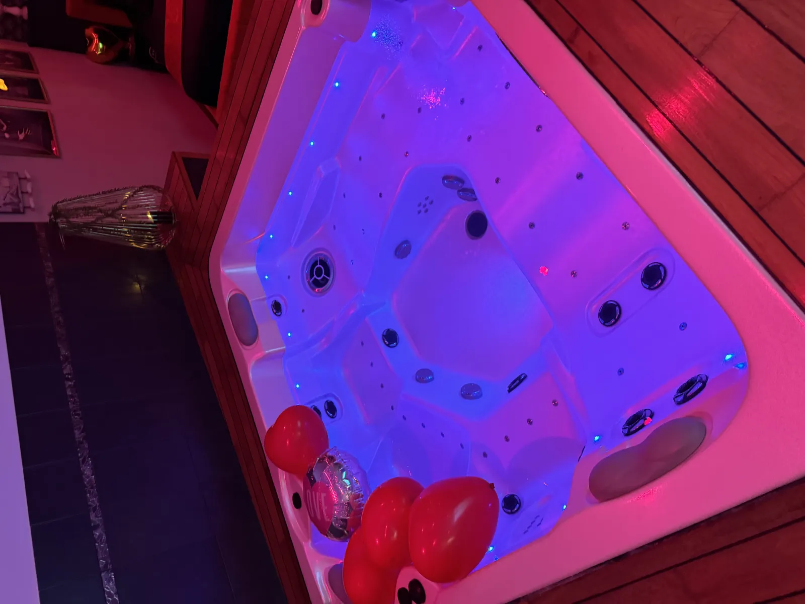 Suite 785 Chambre Romantique Spa & Sauna, chambre à thème à Montauban - photo 3 sur 12