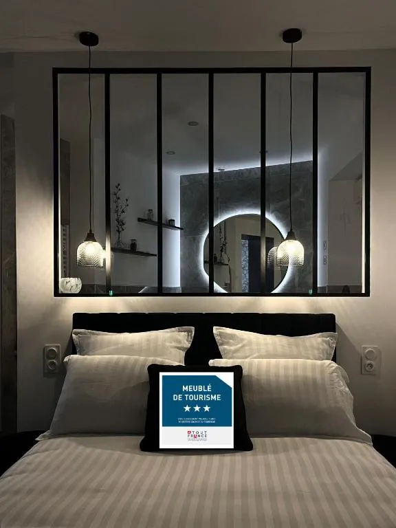 Suite Arum - Suite 3 étoiles avec balnéo et terrasse (Roanne, Loire)