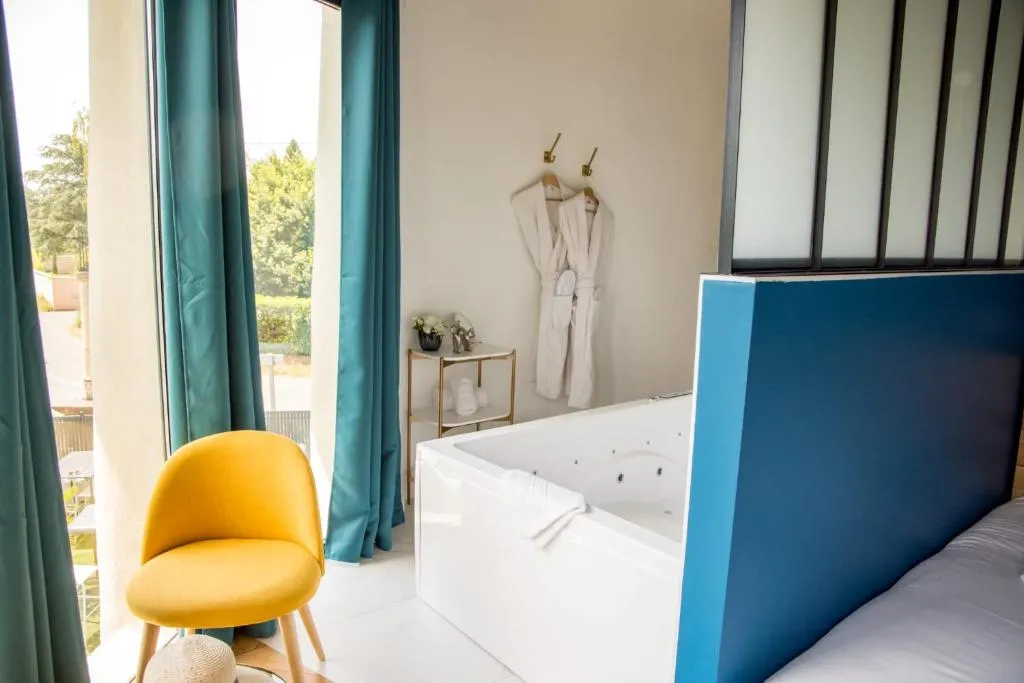 Suite atypique jacuzzi n°2, gîte avec spa à Trévoux - photo 2 sur 7