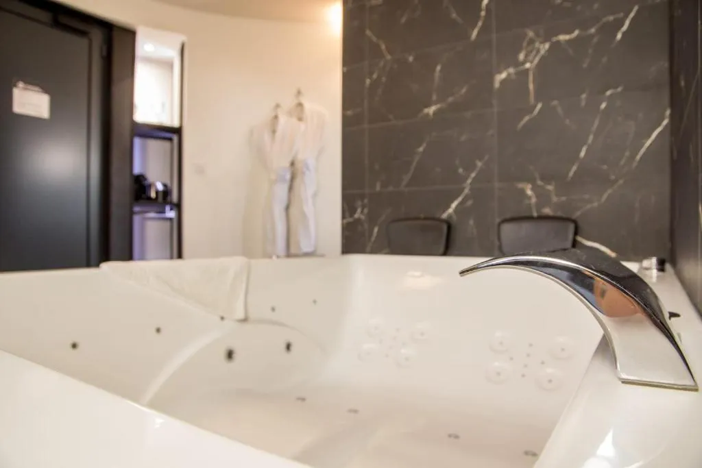 Suite atypique jacuzzi n°3, gîte avec spa à Trévoux - photo 3 sur 10
