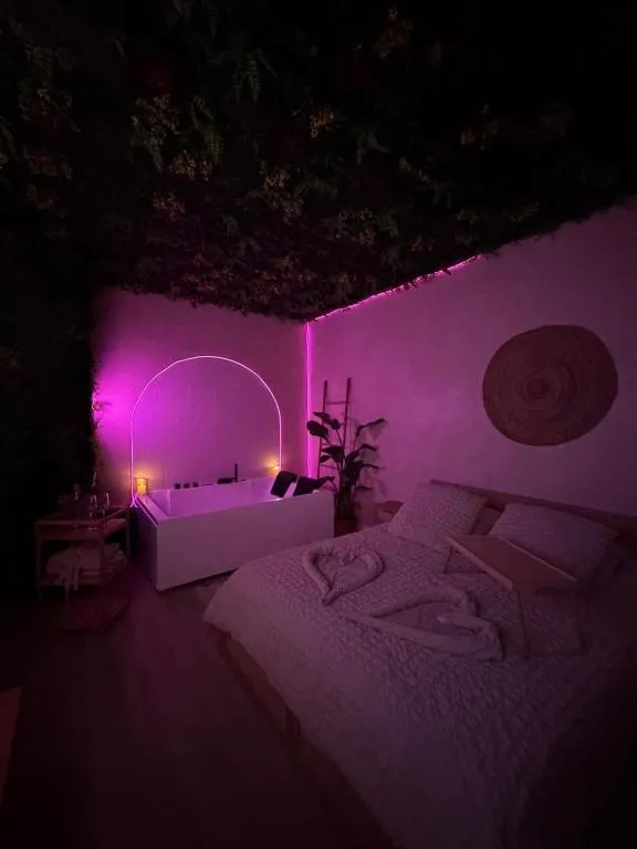 Suite Bali d'Écouen, love room à Écouen - photo 2 sur 12