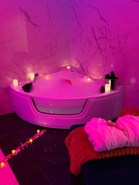 Suite balnéo de Beausoleil, gîte avec spa à Beausoleil - photo 3 sur 12