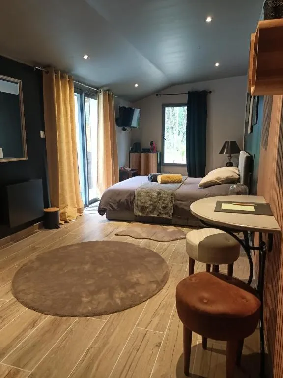 Suite Balnéo en bord de forêt - chambre d'hôtes avec baignoire spa (Pouzy-Mésangy, Allier)