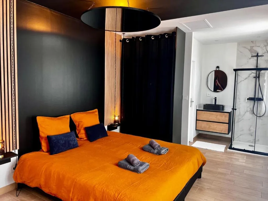 Suite Balnéo Margot, gîte avec spa à Vichy - photo 2 sur 12