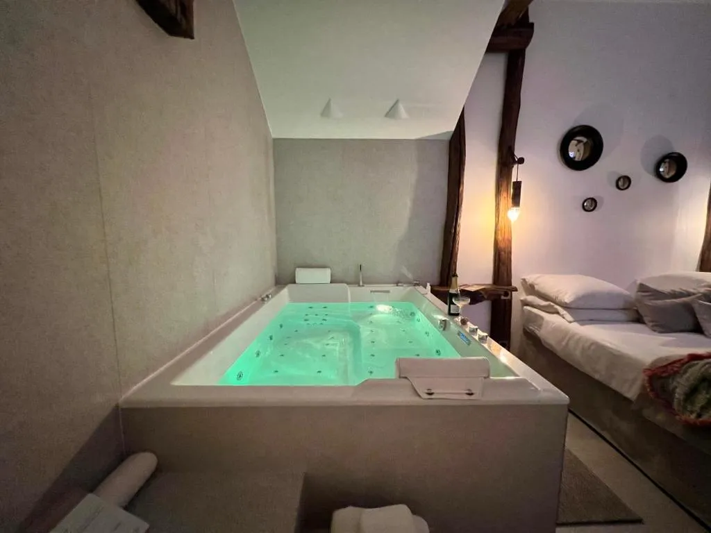 Suite Balnéo Tamarin et Capucin, gîte avec spa à Aubagne - photo 3 sur 12