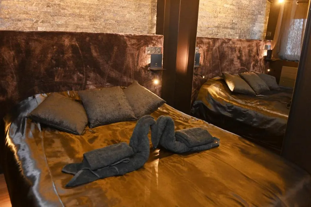 Suite Batman balnéo et cinéma, chambre à thème à Verdun - photo 2 sur 8