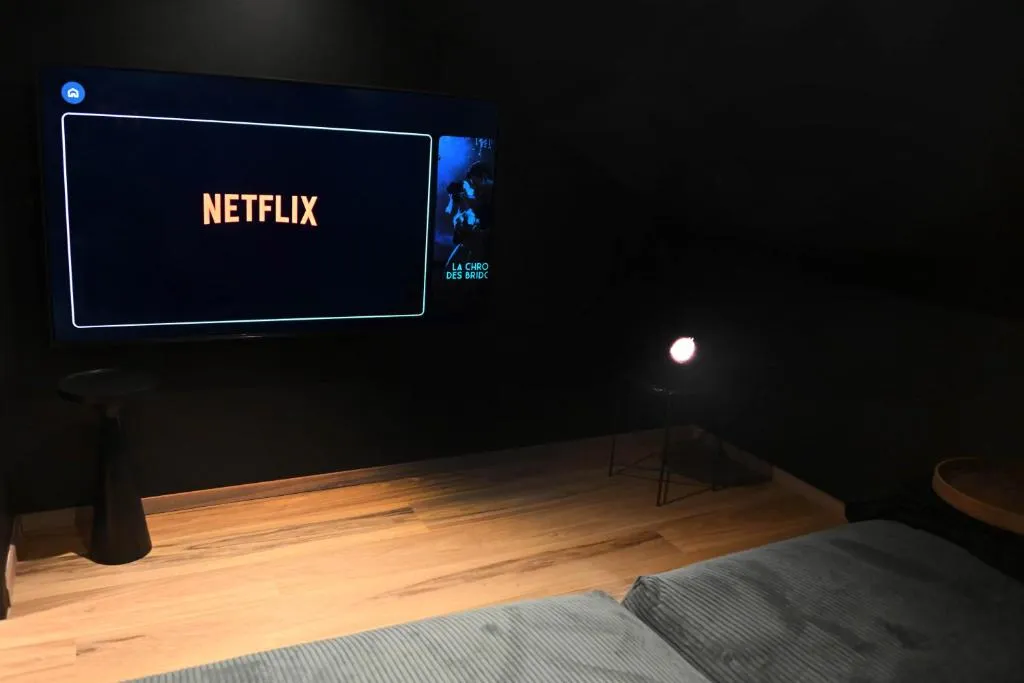 Suite Batman balnéo et cinéma, chambre à thème à Verdun - photo 3 sur 8