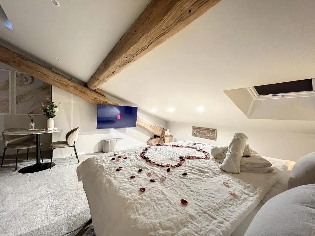 Suite blanche et jacuzzi, gîte avec spa à Saint-Étienne - photo 2 sur 12