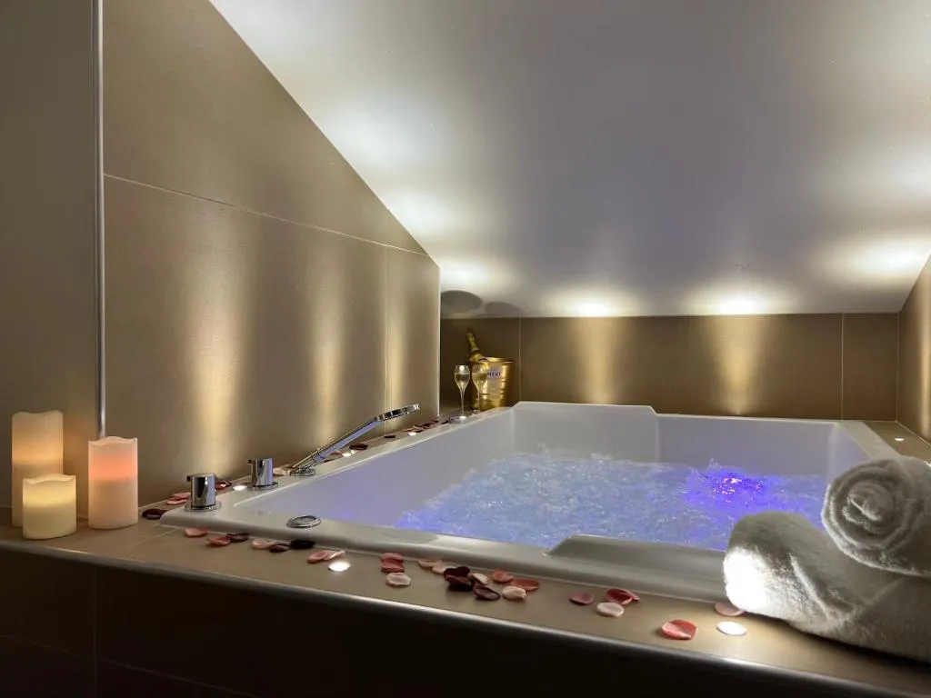 Suite blanche et jacuzzi, gîte avec spa à Saint-Étienne - photo 3 sur 12