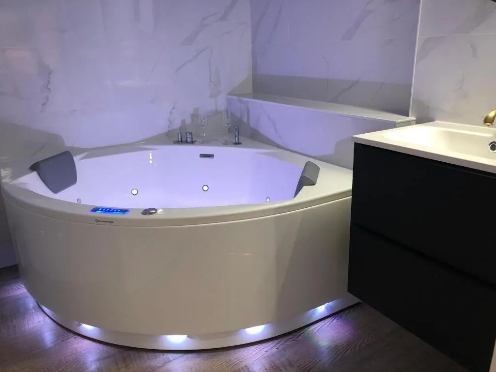 Suite Bubbles Spa, gîte avec spa à Troyes - photo 2 sur 12