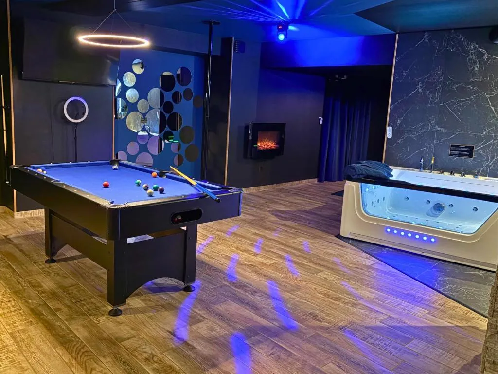 Suite Cléopâtre - Suite avec balnéo et billard (Niort, Deux-Sèvres)