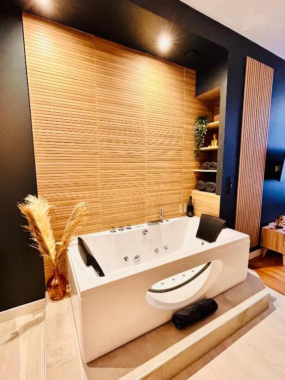 Suite Cosy Jacuzzi de Troyes, gîte avec spa à Troyes - photo 2 sur 12