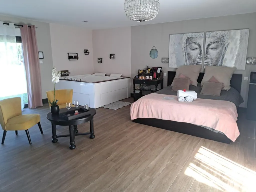 Suite de l'Orée du Marais - Jacuzzi et petit-déjeuner buffet (Le Barp, Gironde)