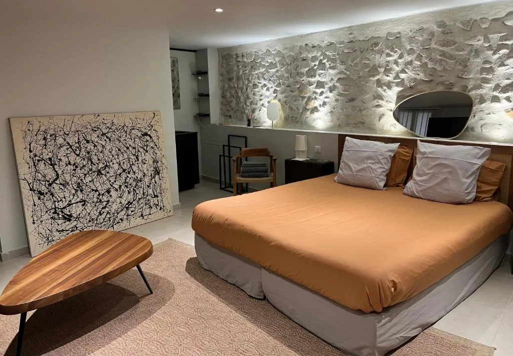 Suite de La Brillanne - Bain à remous et climatisation (La Brillanne, Alpes-de-Haute-Provence)