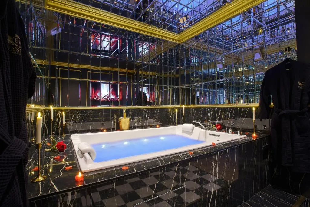Suite de luxe jacuzzi et cinéma - un bain privatif à deux pas de la Halle (Sedan, Ardennes)