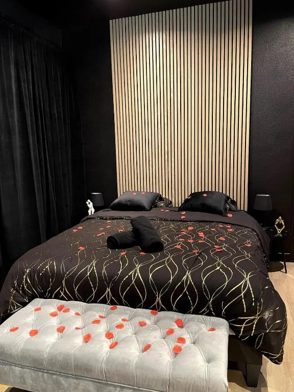 Suite de Luxe jacuzzi, gîte avec spa à Saint-Quentin - photo 2 sur 12