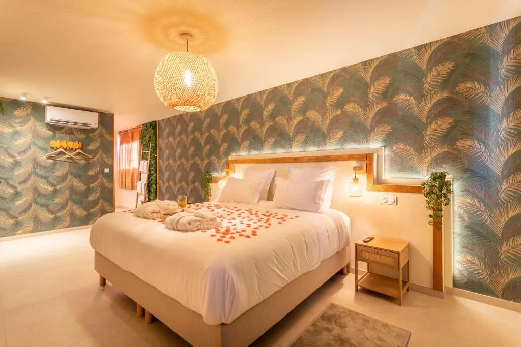 Suite Émeraude - Baignoire spa, sauna et peignoirs fournis (Gémenos, Bouches-du-Rhône)