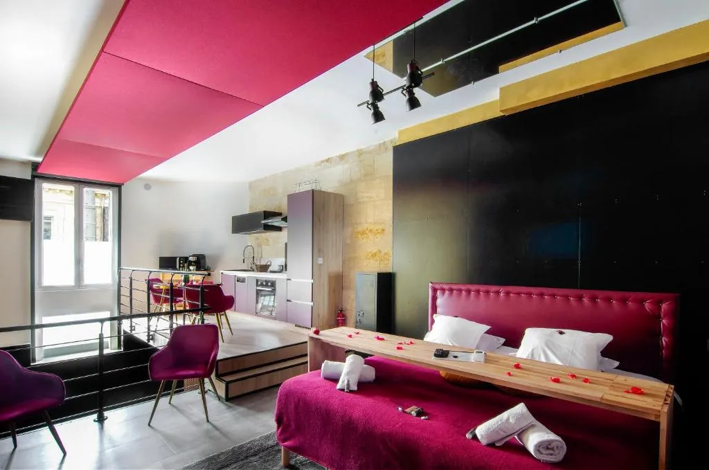 Suite Empire Chic et Glam, gîte avec spa à Bordeaux - photo 3 sur 12