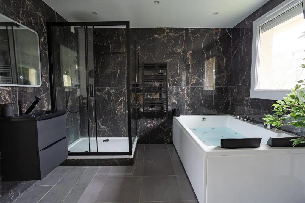 Suite Évasion avec jacuzzi, gîte avec spa à Savigny-le-Temple - photo 3 sur 12