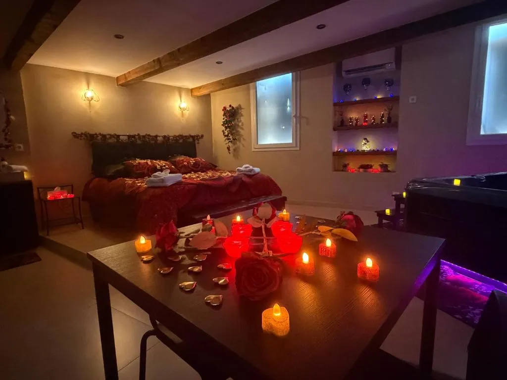 Suite Évasion Privée - chambre queen-size avec baignoire spa (Lunel, Hérault)
