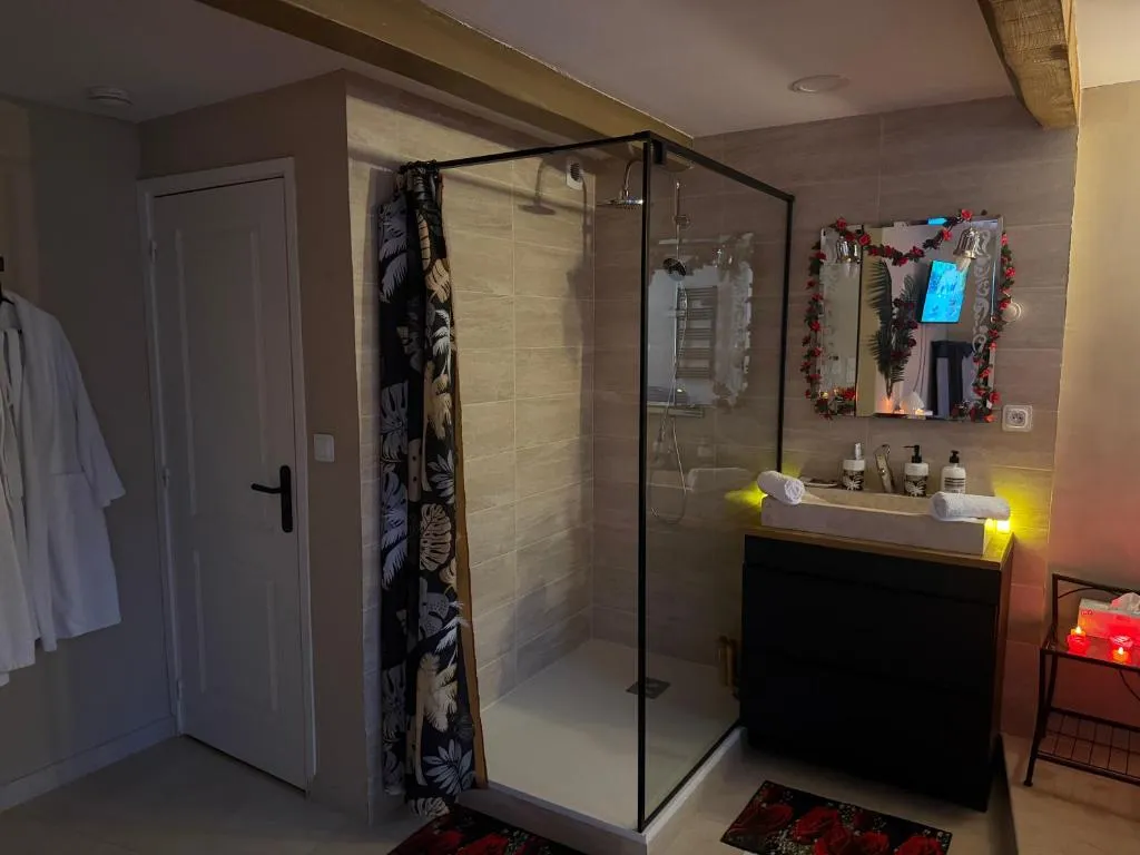 Suite Évasion Privée, love room à Lunel - photo 3 sur 12