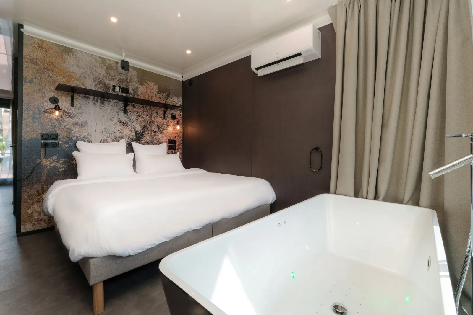 Suite flottante Lit King-size Balnéo & Sauna, suite flottante à L'Isle-Adam - photo 2 sur 12