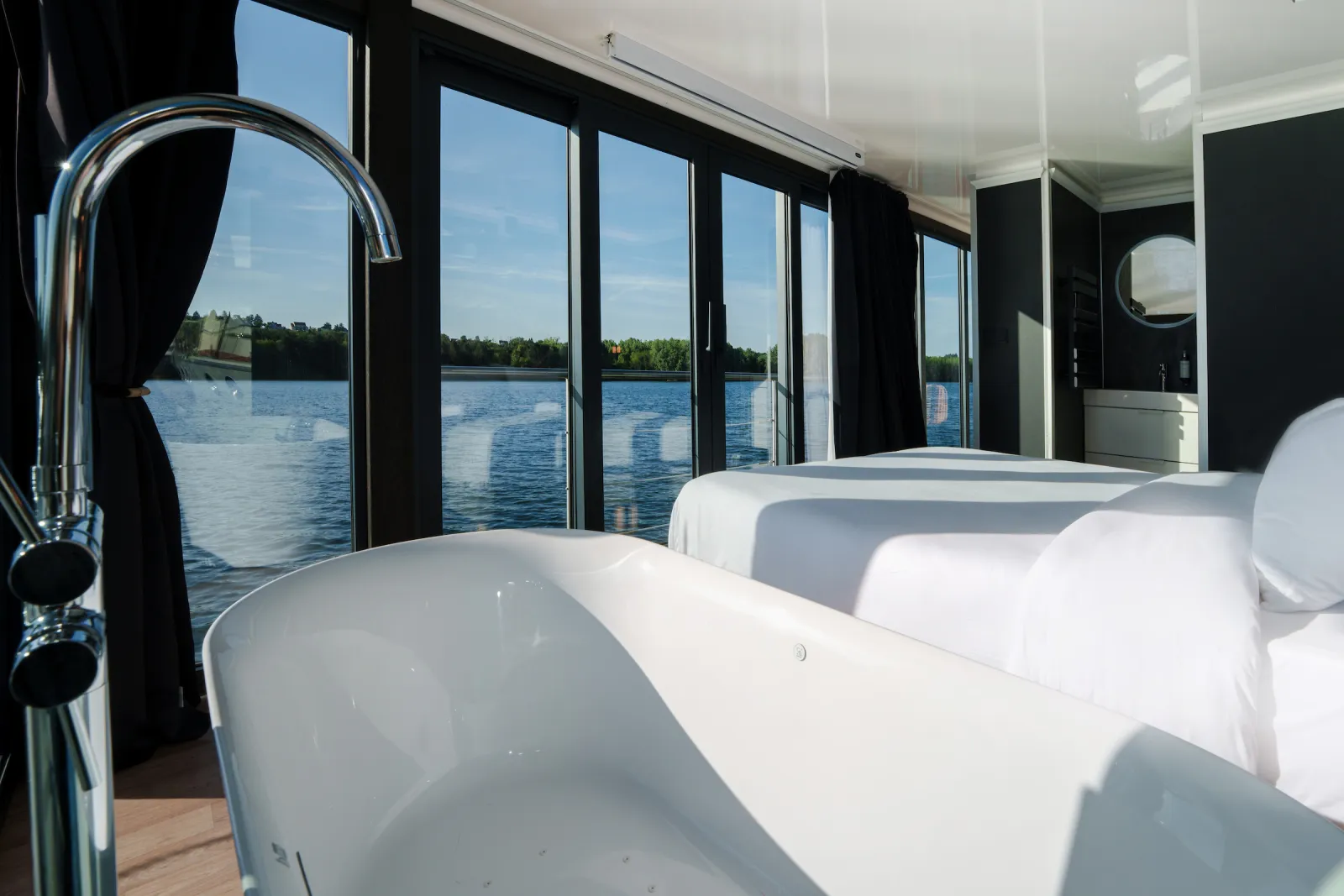 Suite flottante Panoramique Lit King-size Balnéo - L'Escale Royale (Saint-Martin-la-Garenne, Yvelines)