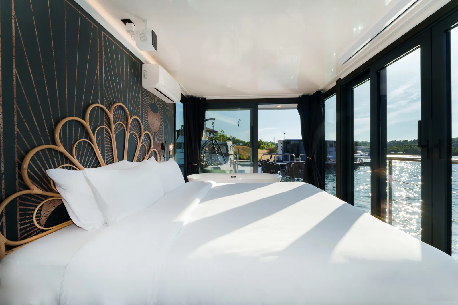 Suite flottante Panoramique Lit King-size Balnéo, suite flottante à Saint-Martin-la-Garenne - photo 2 sur 12