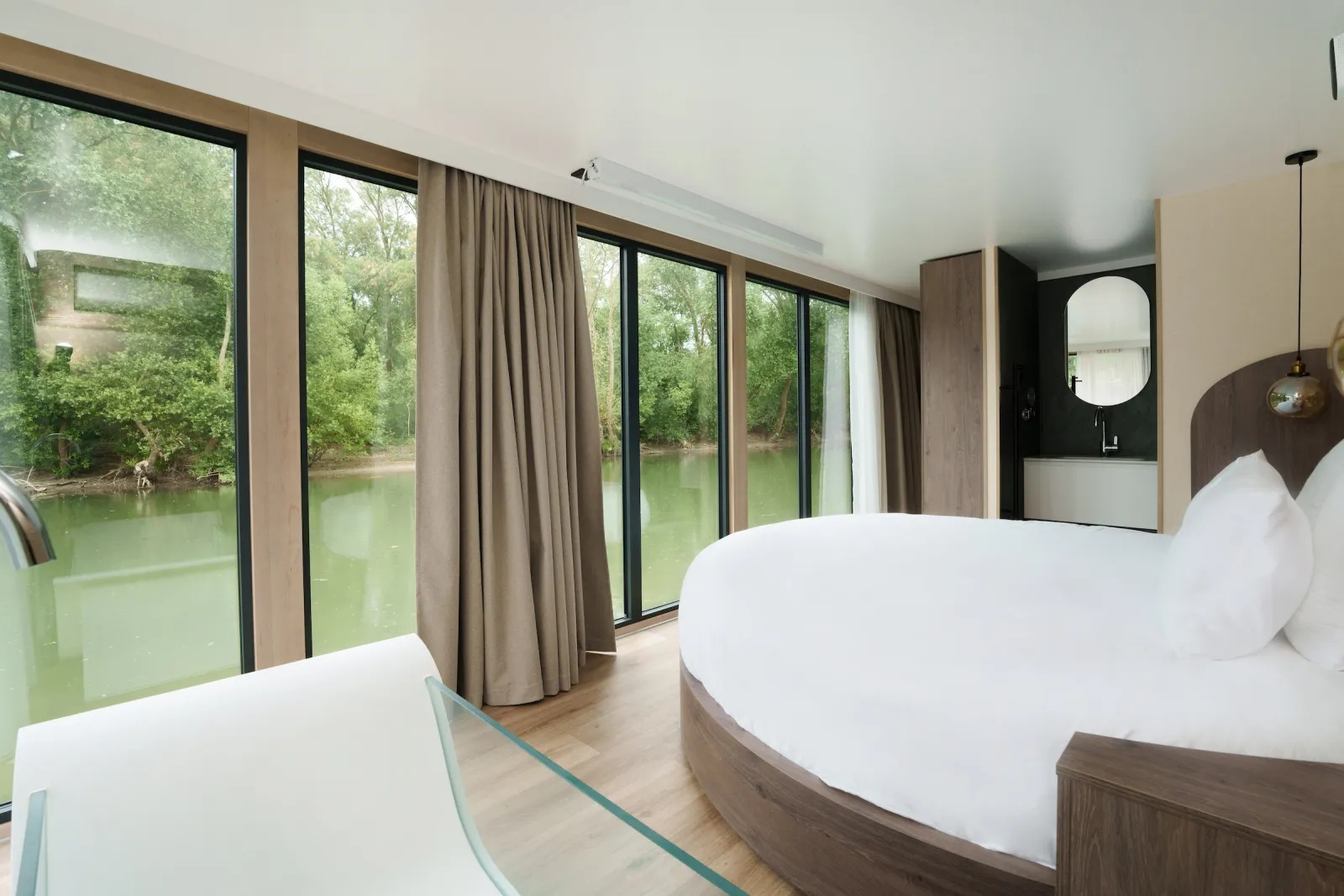 Suite flottante Panoramique Lit rond Balnéo - L'Escale Royale (Poissy, Yvelines)