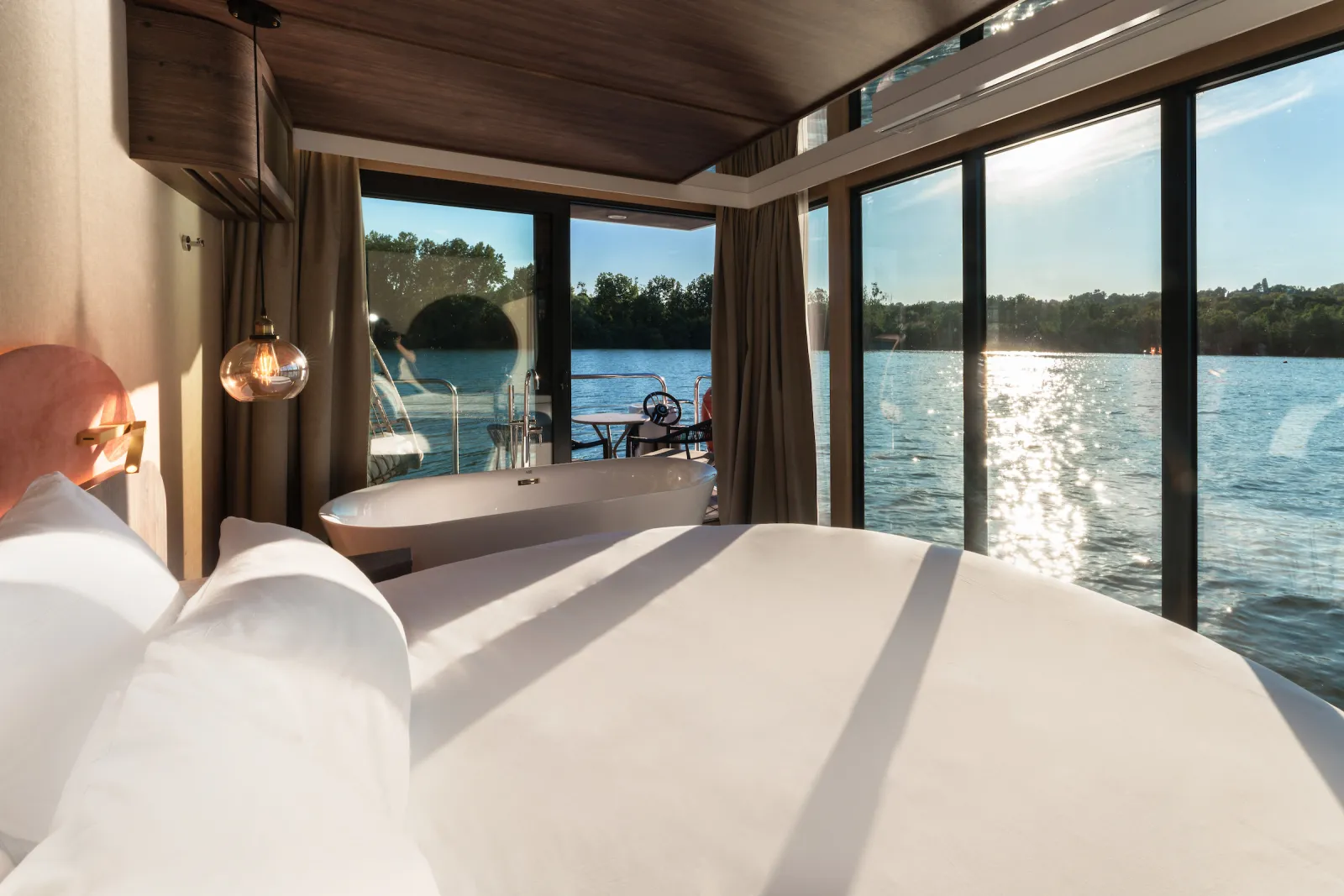 Suite flottante Panoramique Lit rond Balnéo & Sauna - L'Escale Royale (Saint-Martin-la-Garenne, Yvelines)