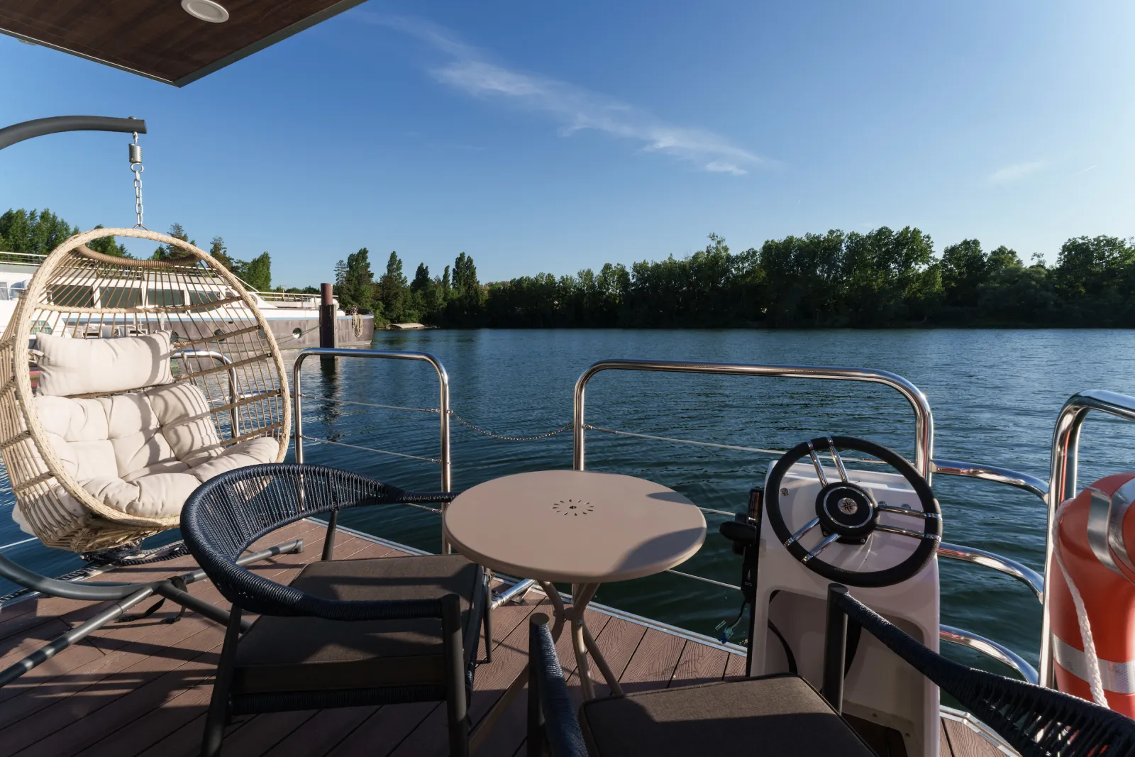 Suite flottante Panoramique Lit rond Balnéo & Sauna, suite flottante à Saint-Martin-la-Garenne - photo 3 sur 12