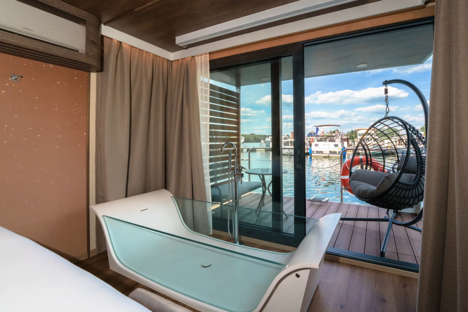 Suite flottante Supérieure Lit King-size Balnéo Sauna & Rooftop - L'Escale Royale (Saint-Fargeau-Ponthierry, Seine-et-Marne)