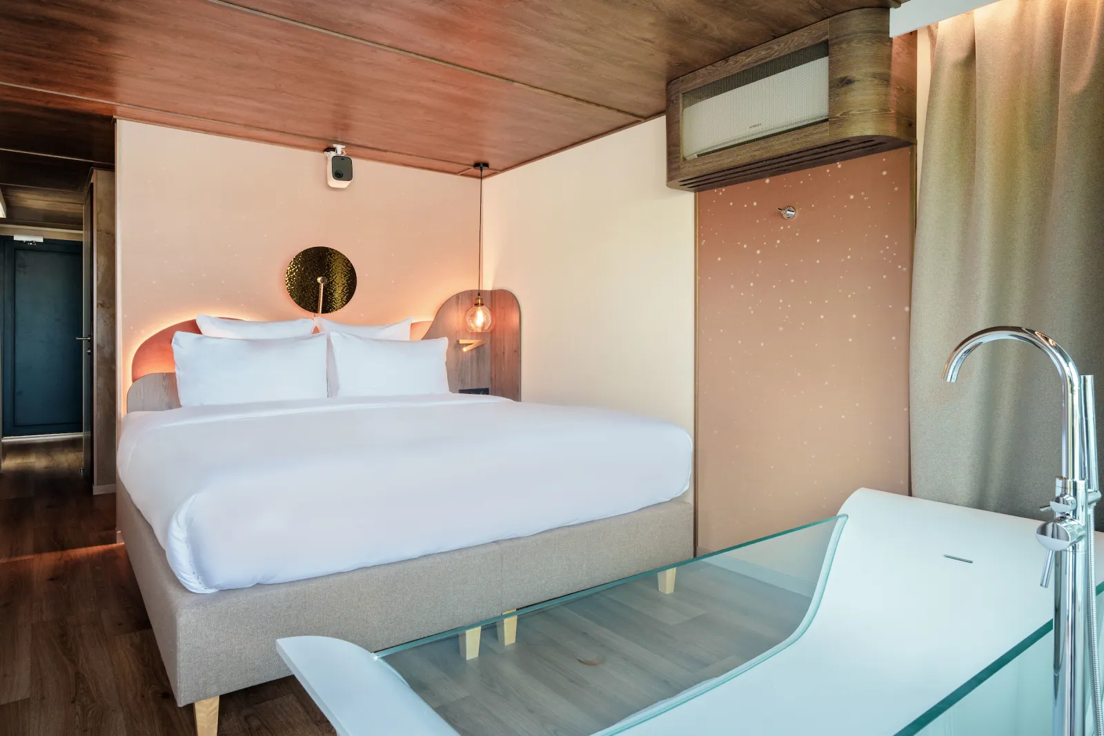 Suite flottante Supérieure Lit King-size Balnéo Sauna & Rooftop, suite flottante à Saint-Fargeau-Ponthierry - photo 2 sur 10