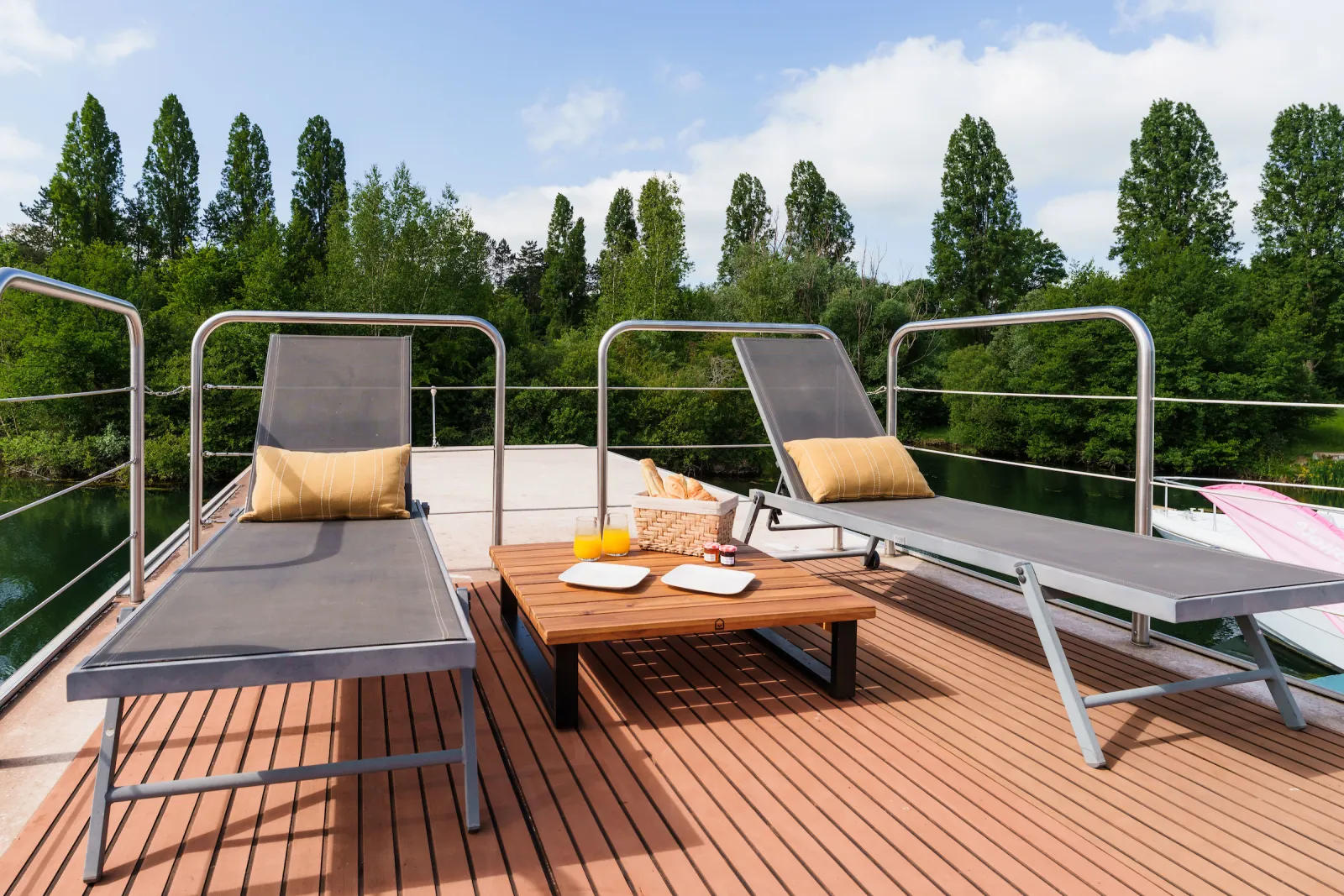 Suite flottante Supérieure Lit King-size Balnéo Sauna & Rooftop, suite flottante à Saint-Fargeau-Ponthierry - photo 3 sur 10
