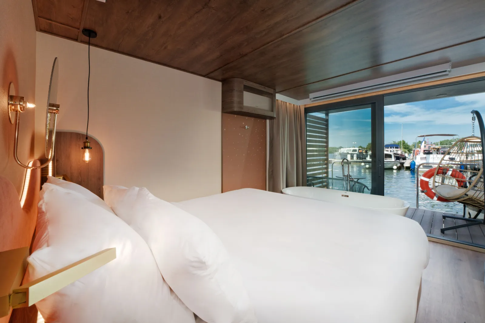 Suite flottante Supérieure Lit king-size Balnéo, suite flottante à Saint-Martin-la-Garenne - photo 3 sur 12