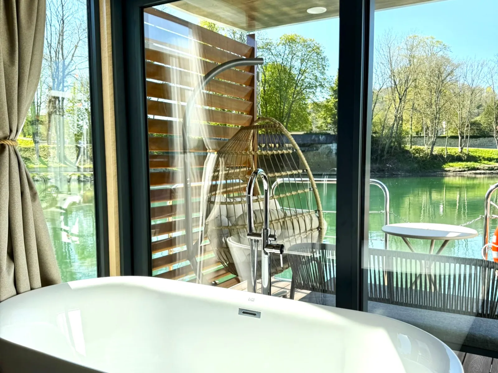 Suite flottante Supérieure Lit king-size Balnéo - L'Escale Royale La Ferté-sous-Jouarre - Marne - Meaux (La Ferté-sous-Jouarre, Seine-et-Marne)