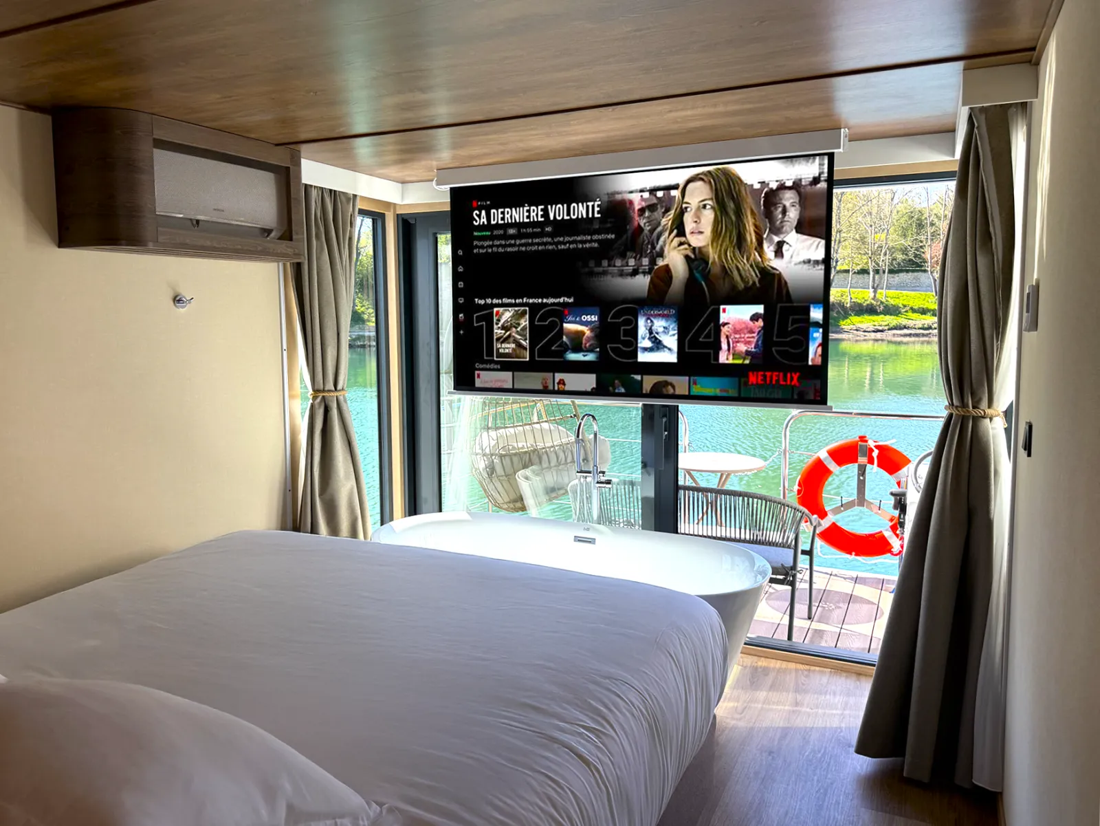Suite flottante Supérieure Lit King-size Balnéo & Sauna - L'Escale Royale (Poissy, Yvelines)