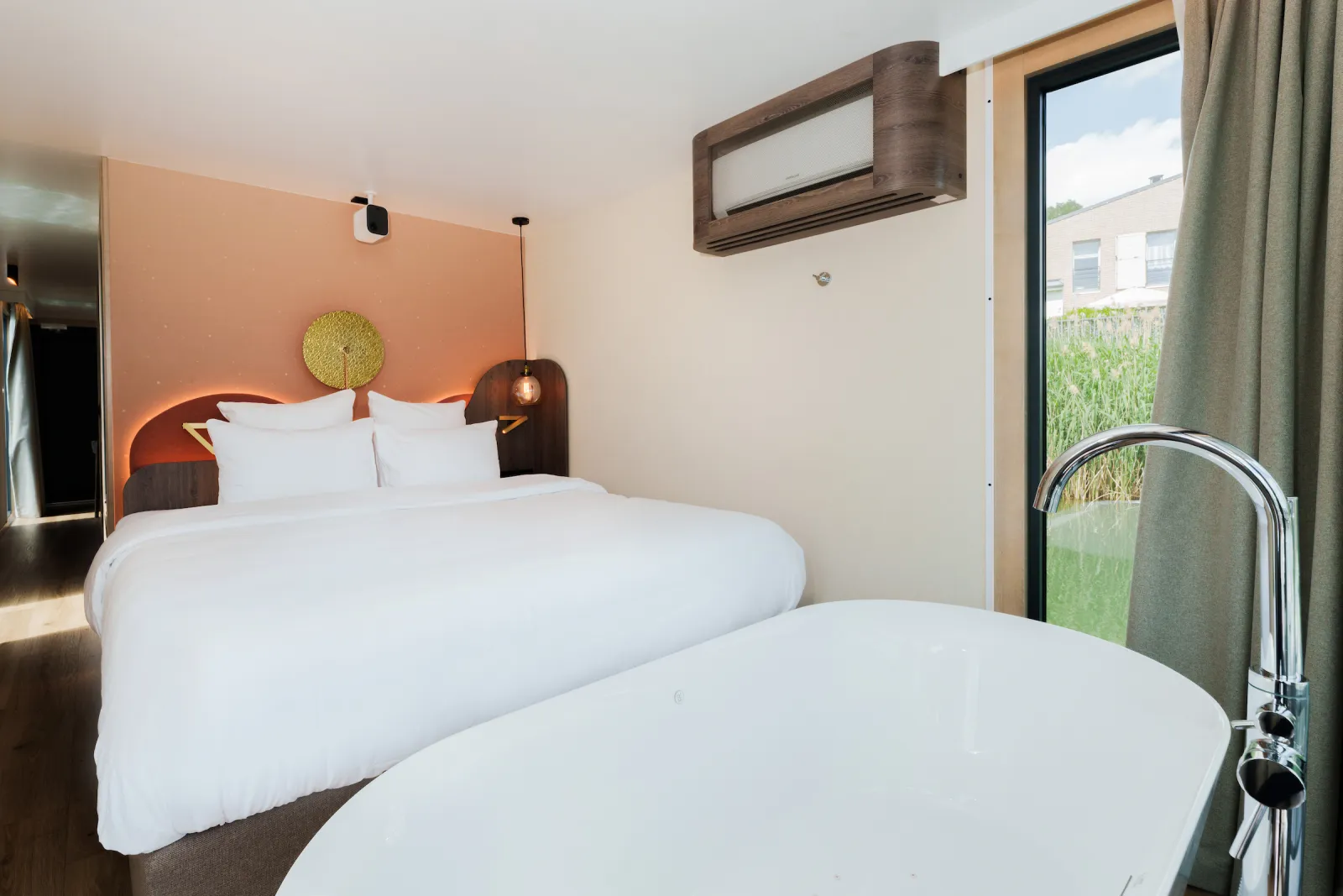Suite flottante Supérieure Lit King-size Balnéo & Sauna, suite flottante à Poissy - photo 2 sur 10