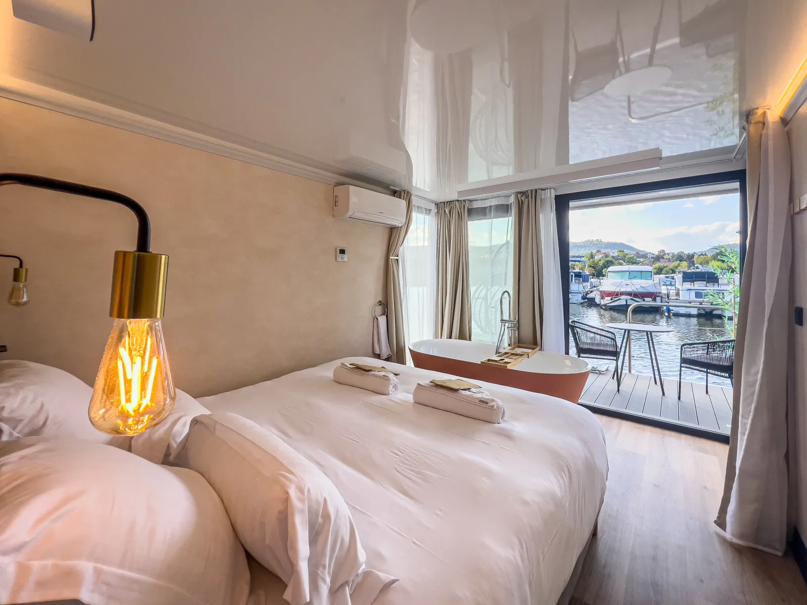 Suite flottante Supérieure Lit king-size Balnéo - L'Escale Royale - Port de Saverne (Saverne, Bas-Rhin)