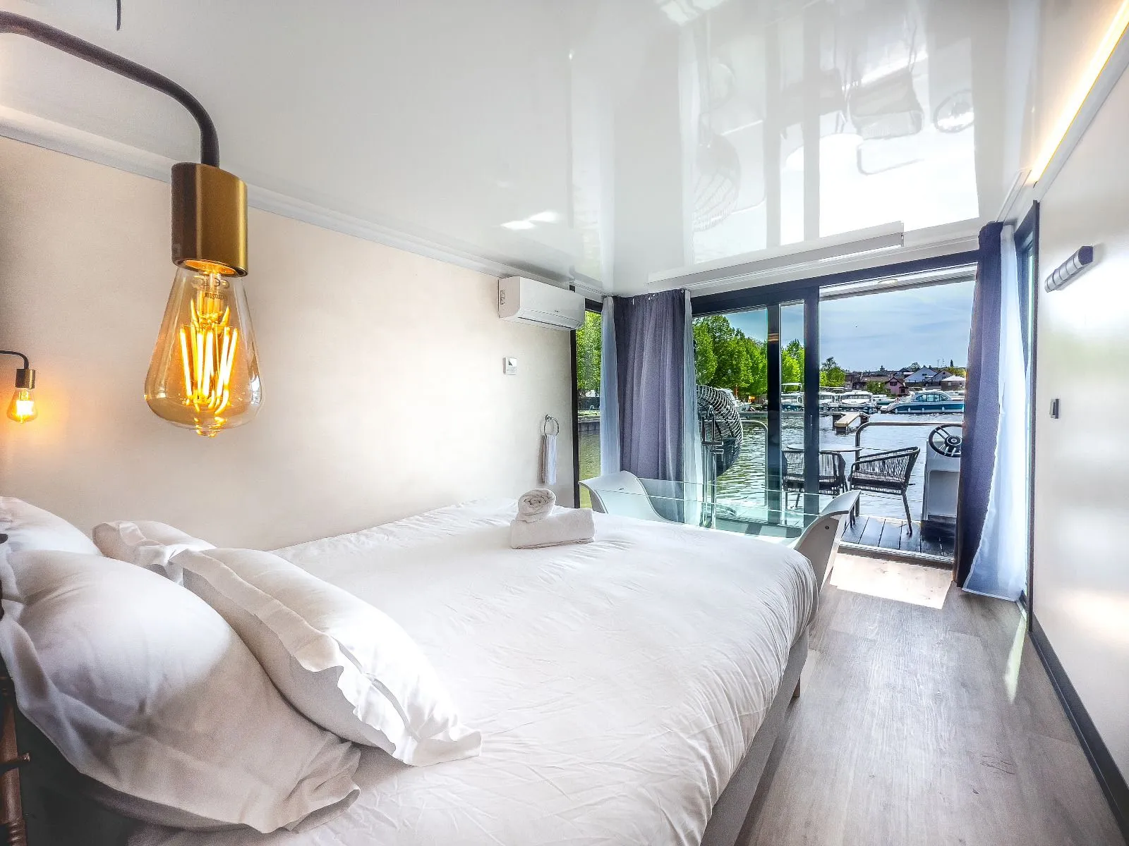 Suite flottante Supérieure Lit king-size Balnéo transparente Sauna et rooftop - L'Escale Royale - Port de Saverne (Saverne, Bas-Rhin)