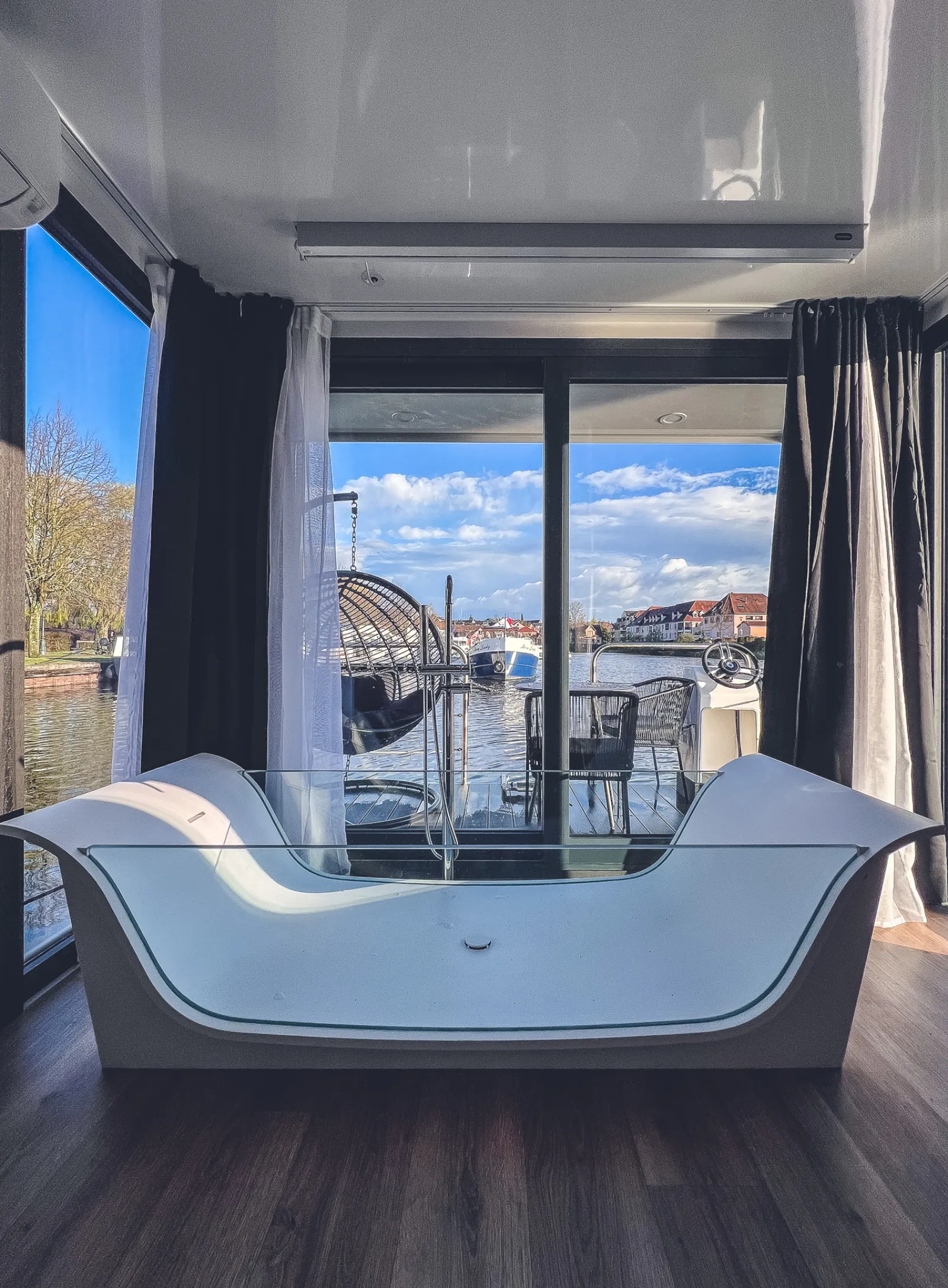 Suite flottante Supérieure Lit king-size Balnéo transparente Sauna et rooftop, suite flottante à Saverne - photo 3 sur 12