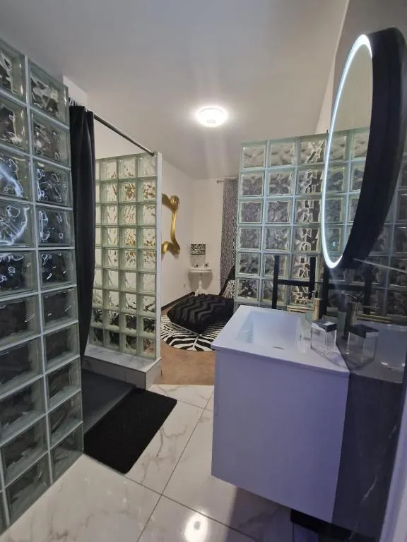 Suite Gold, gîte avec spa à Mulhouse - photo 3 sur 12