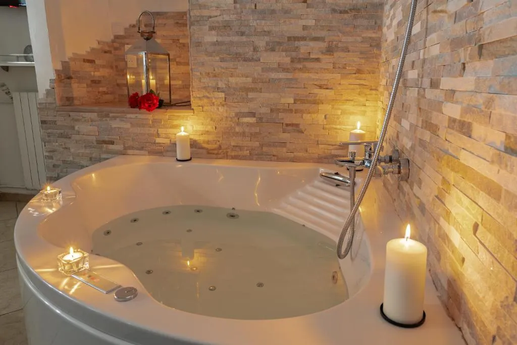 Suite jacuzzi Beaubourg, gîte avec spa à Pontault-Combault - photo 3 sur 12