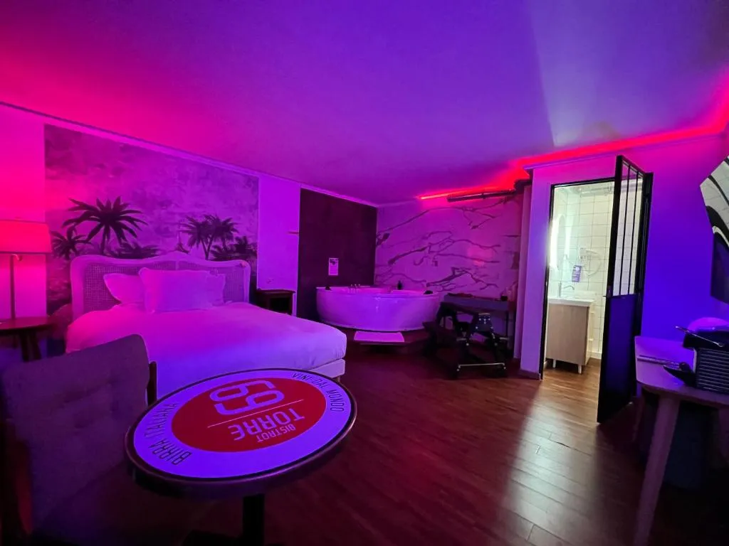 Suite Jacuzzi de Belleville - Bain à remous et climatisation (Paris, Paris)