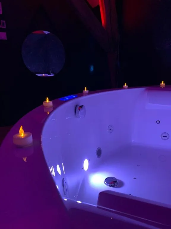 Suite jacuzzi de Bonnétable, gîte avec spa à Bonnétable - photo 3 sur 12