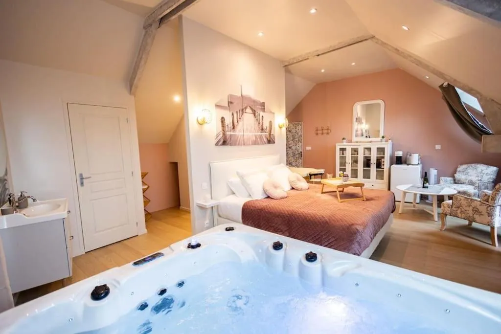 Suite jacuzzi de Couvains - Bain à remous privatif et petit-déjeuner (Couvains, Manche)
