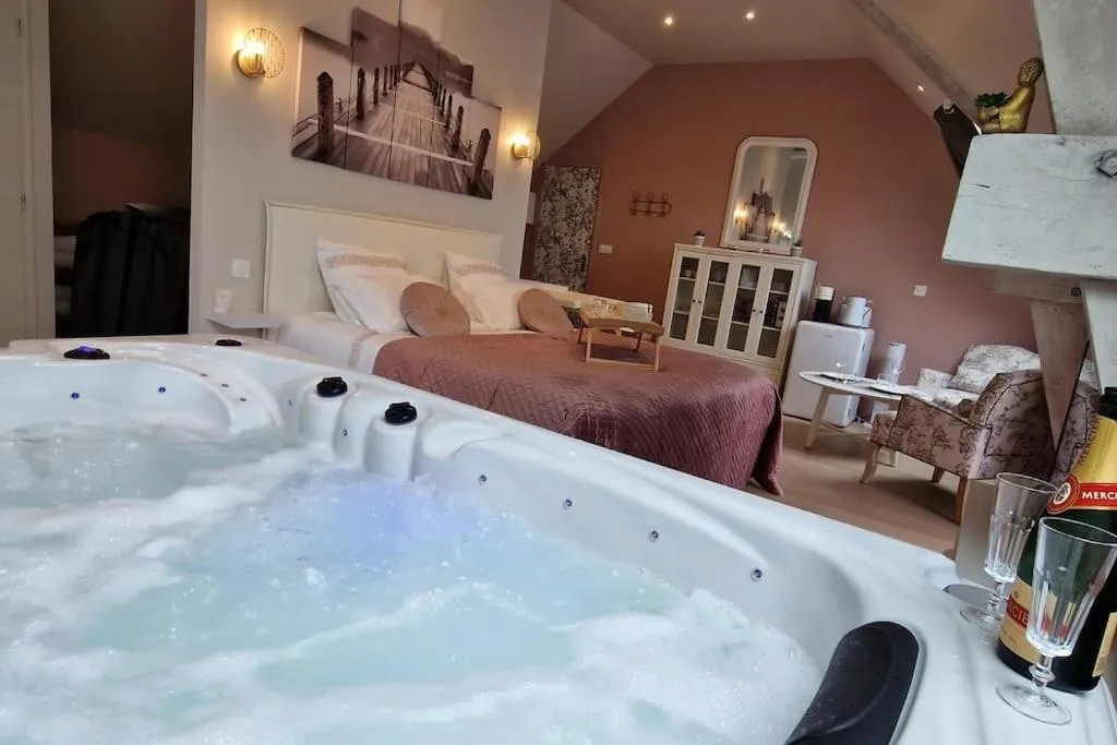 Suite jacuzzi de Couvains, gîte avec spa à Couvains - photo 3 sur 8