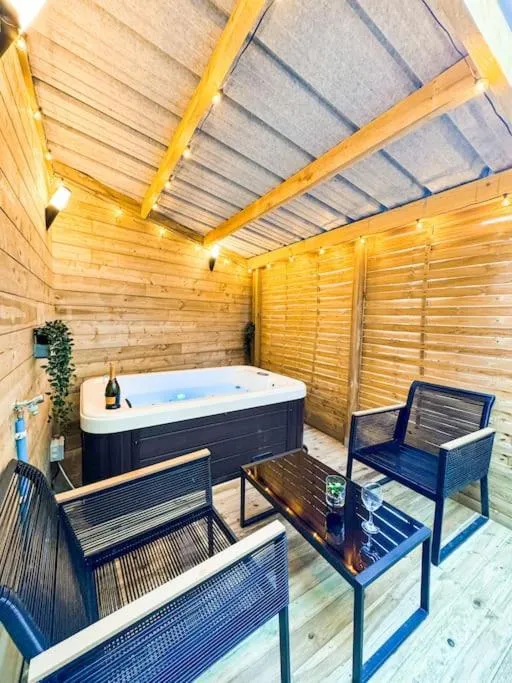 Suite Jacuzzi de la Gare de Guingamp, gîte avec spa à Guingamp - photo 2 sur 12